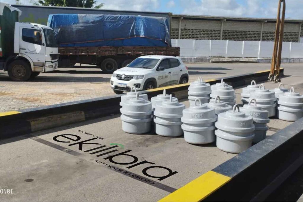 Foto da balança rodoviária com pesos padrão